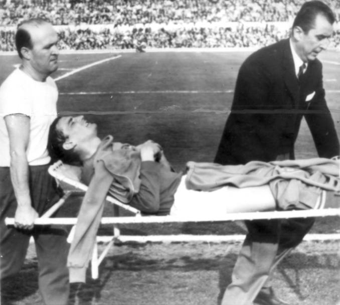27 Marzo 1967, Roma - Gigi Riva lascia il campo in barella per una frattura alla gamba durante una partita della nazionale contro il Portogallo (Archivio Gazzetta)